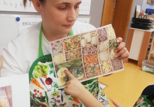 Pani Justyna pokazuje obrazek z makaronami